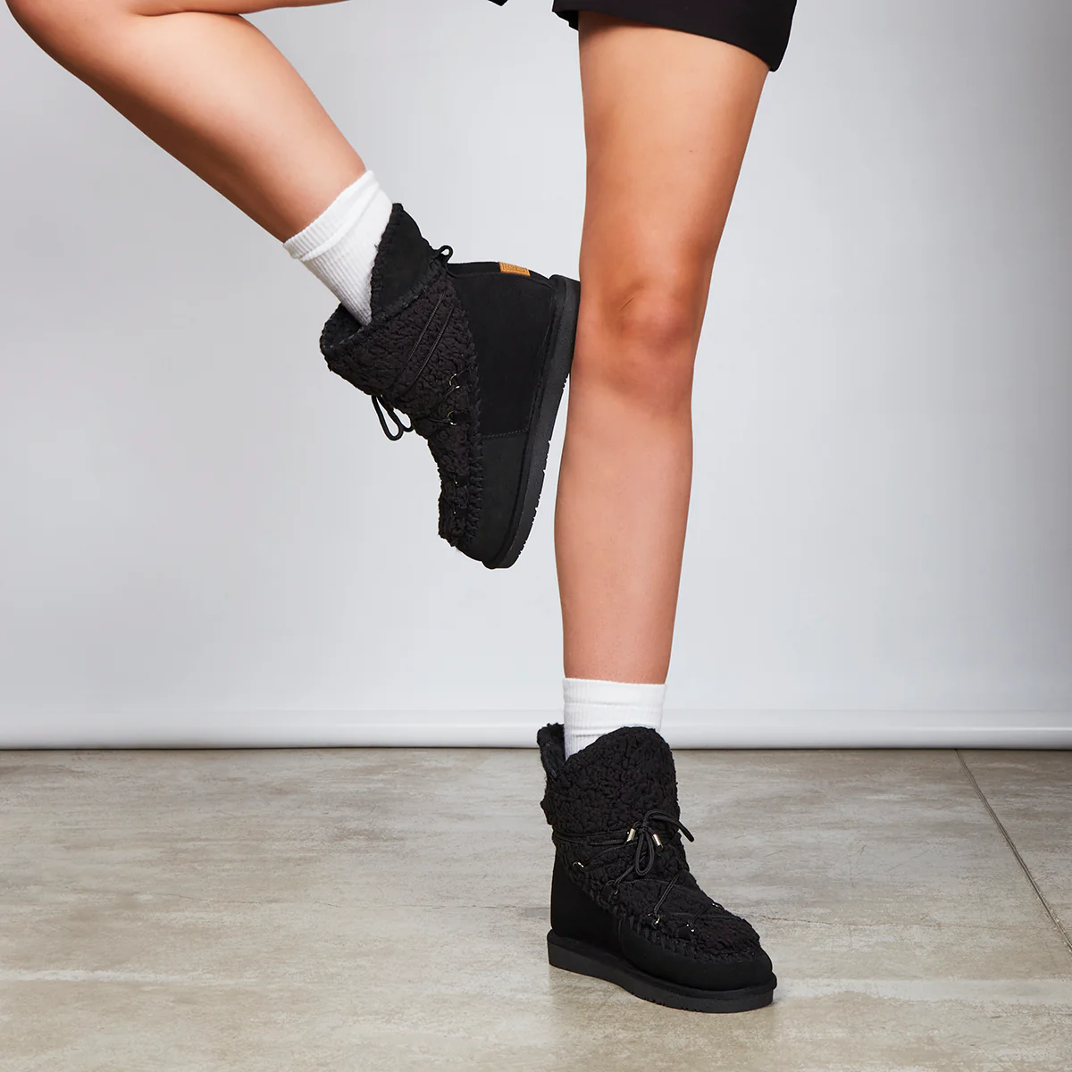 Botas estilo australiano negras con detalle de borrego para mujer 46486 - Image 4