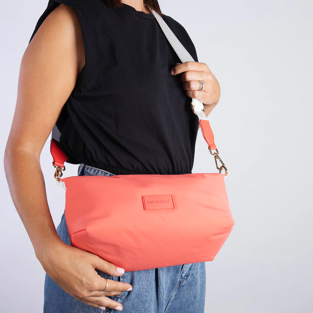 CORAL CROSSBODY BAG WITH CONTRAST HANDLE ALSEA - Image 2