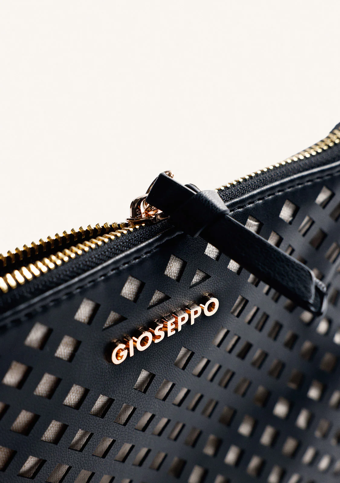 CUT-OUTS SHOULDER BAG BARRYTON - Image 3