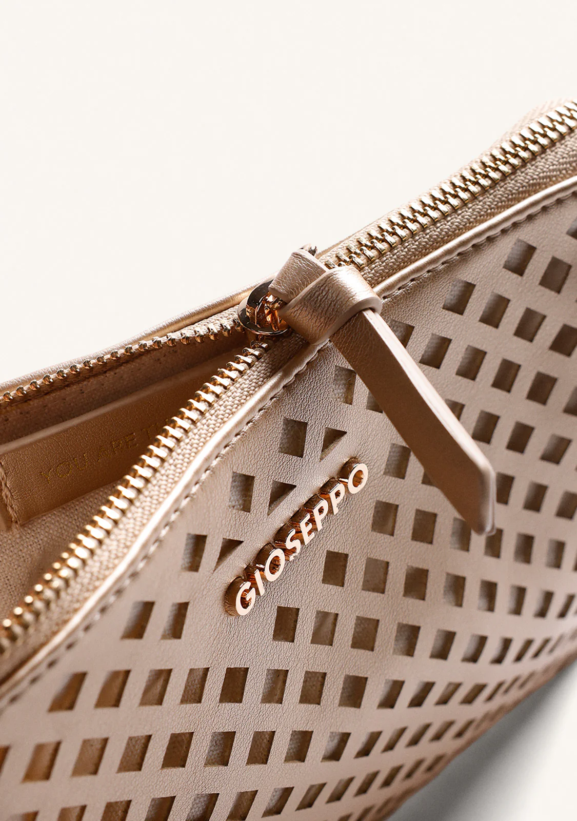CUT-OUTS SHOULDER BAG BARRYTON - Image 3