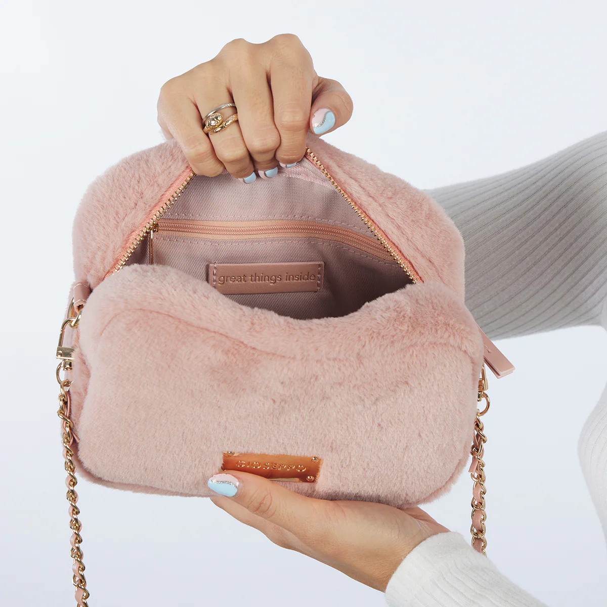 Fiss furry pink bag with chain strap - Image 2