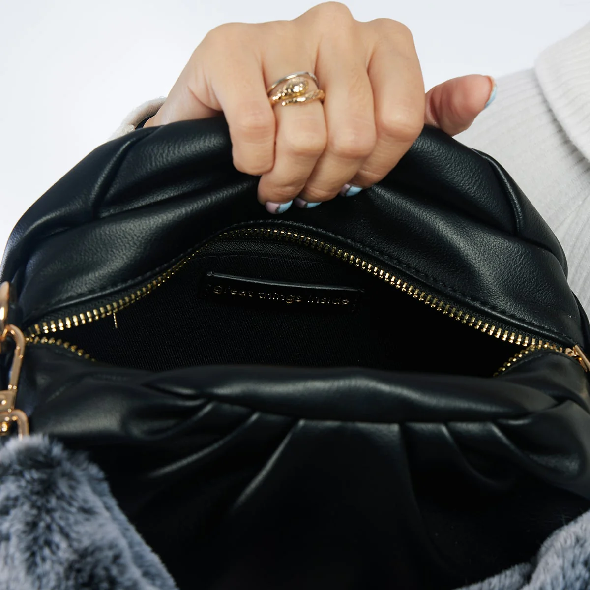 Gravdal frilly black bag with a furry handle - Image 5