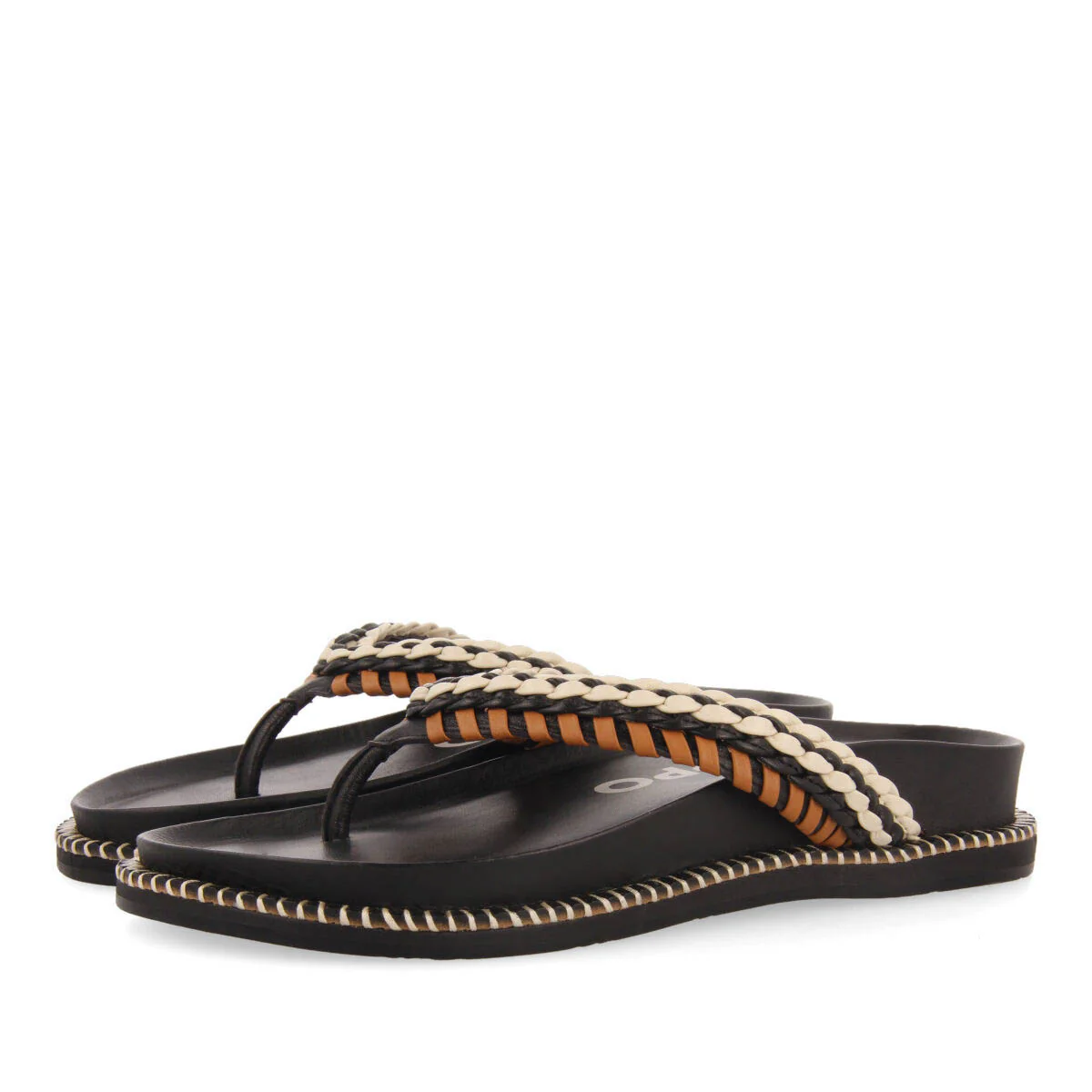 Itaja women's black sandals with geometric details - Image 2
