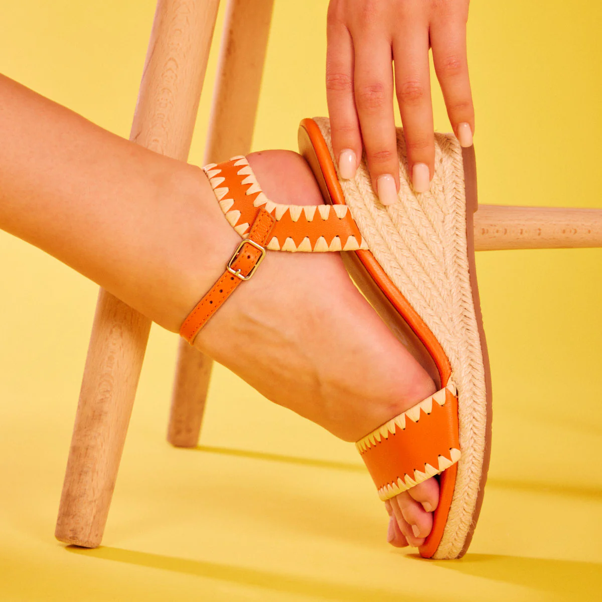 Neiva women's orange leather sandals with topstitching and jute wedges - Image 2